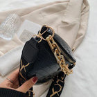 Riñonera Deportiva de Moda con Detalles Dorados y Textura Cocodrilo
