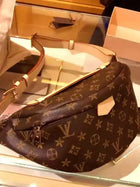 Riñonera Deportiva de Cuero con Estampado Floral - Bolso Cruzado