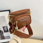 Riñonera Deportiva para Mujer: Bolsa de Cintura de Cuero Sintético con Apliques de Letras, Tachuelas y Cadena