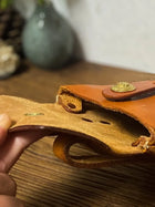 Riñonera de Cuero Genuino para Hombre - Bolso Pequeño Vertical Vintage con Solapa