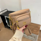 Riñonera Deportiva para Mujer: Bolsa de Cintura de Cuero Sintético con Apliques de Letras, Tachuelas y Cadena